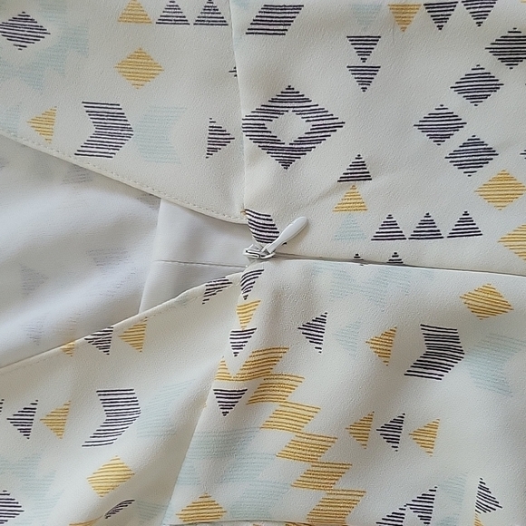 Trafaluc by Zara Triangle Arrow Print Short Romper - Picture 10 of 11